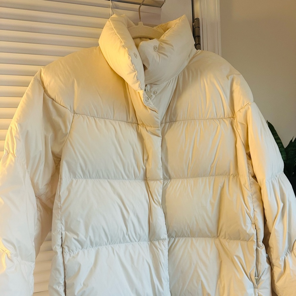 - Uniqlo - women oversized white puffer ultra light jacket!!